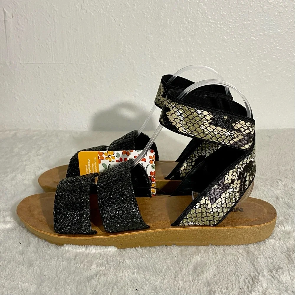 NEW Muk Luks About Me Ankle Strap Sandals Women’s Size 9 Black Snakeskin Print
